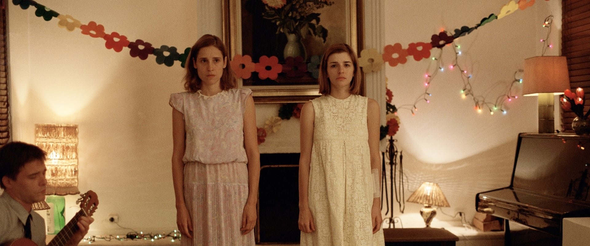 دانلود فیلم Dogtooth 2009 (دندان نیش 2009) بدون سانسور با زیرنویس فارسی