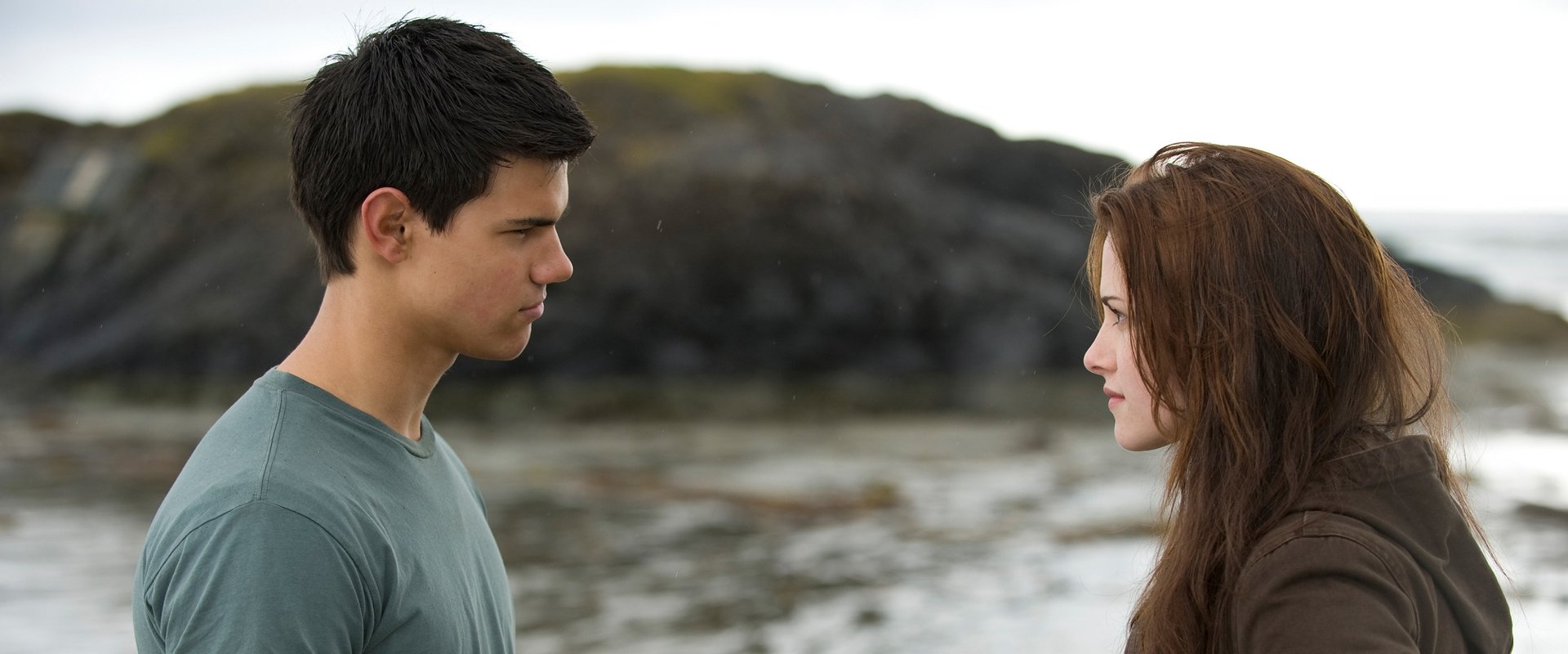 دانلود فیلم The Twilight Saga: New Moon 2009 (گرگ‌ومیش: ماه نو 2009) بدون سانسور با زیرنویس فارسی