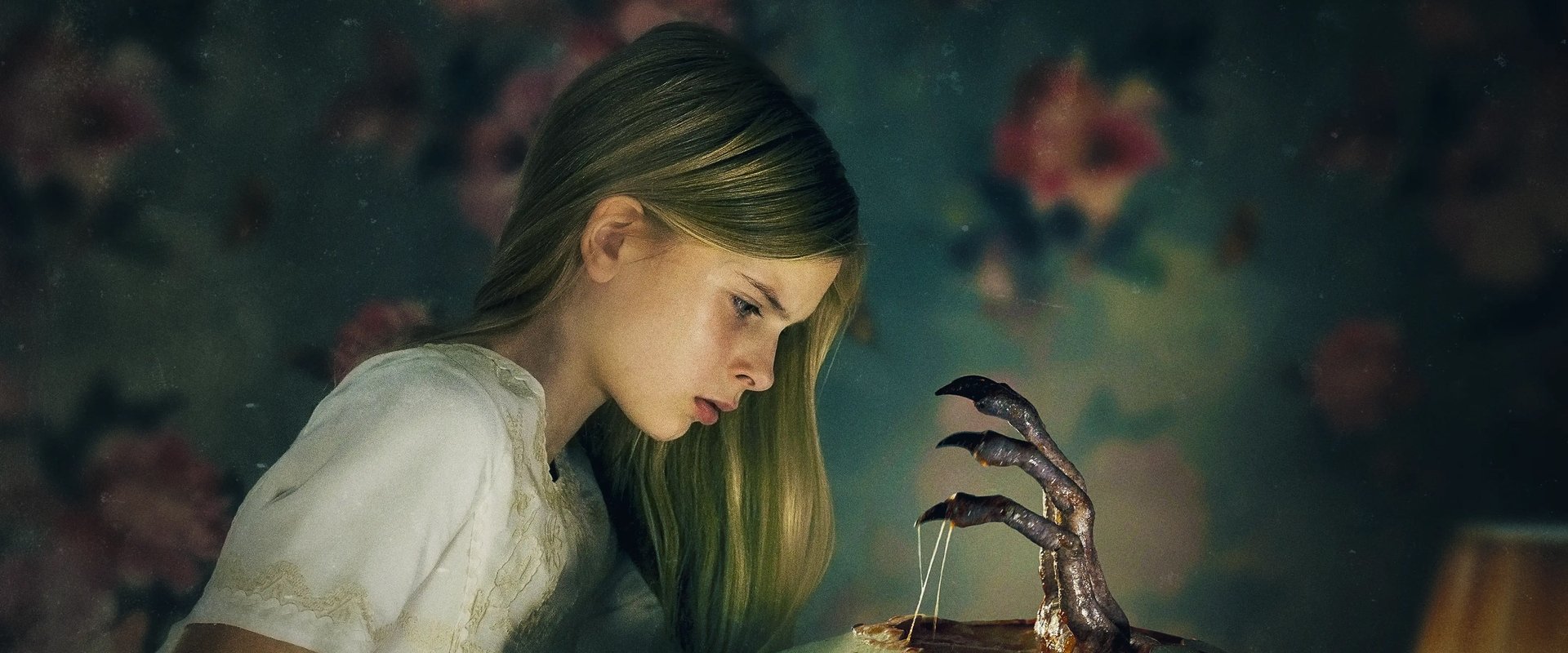 دانلود فیلم Hatching 2022 (جوجه‌کشی 2022) بدون سانسور با زیرنویس فارسی