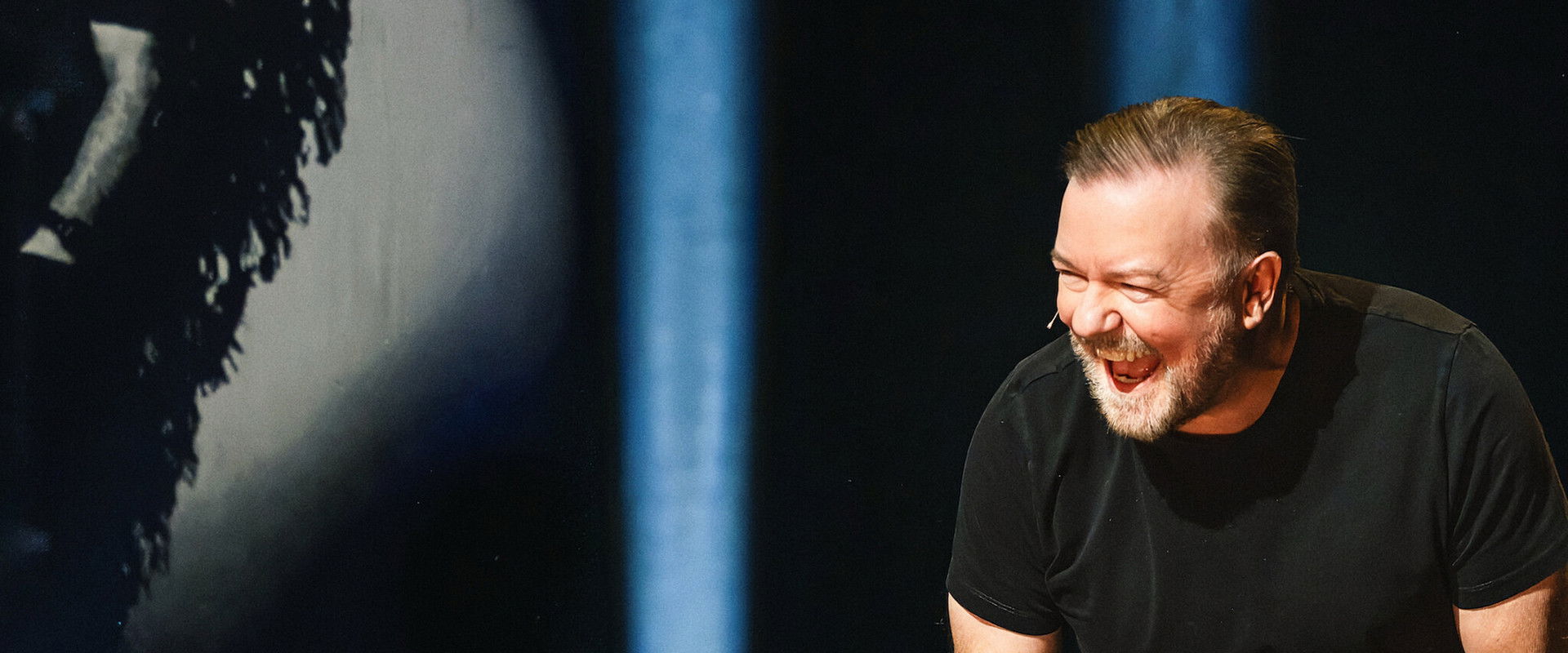 دانلود استندآپ Ricky Gervais: Mortality 2025 (ریکی جرویس: فناپذیری 2025) بدون سانسور با زیرنویس فارسی
